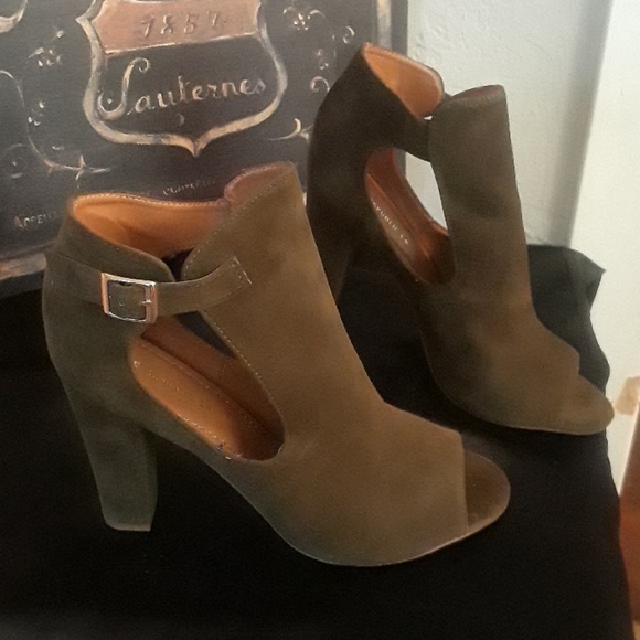 Ladies shoe Republic booties - Picture 3 of 5